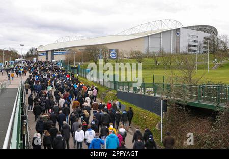 Brighton et Hove, Royaume-Uni. 19th mars 2023. Vue générale des fans qui marchent jusqu'au sol pour le match de la coupe FA au stade AMEX, Brighton et Hove. Crédit photo à lire: Kieran Cleeves/Sportimage crédit: Sportimage/Alay Live News Banque D'Images