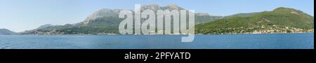 Vue panoramique panoramique vers la côte de Herceg Novi à Kumbor de l'eau de la baie de Kotor, Monténégro. Banque D'Images