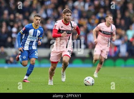 Brighton et Hove, Royaume-Uni. 19th mars 2023. John McAtee de Grimsby Town (au centre) en action pendant le match de la coupe FA au stade AMEX, Brighton et Hove. Crédit photo à lire: Kieran Cleeves/Sportimage crédit: Sportimage/Alay Live News Banque D'Images