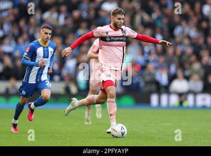 Brighton et Hove, Royaume-Uni. 19th mars 2023. John McAtee de Grimsby Town (à droite) en action pendant le match de la coupe FA au stade AMEX, Brighton et Hove. Crédit photo à lire: Kieran Cleeves/Sportimage crédit: Sportimage/Alay Live News Banque D'Images