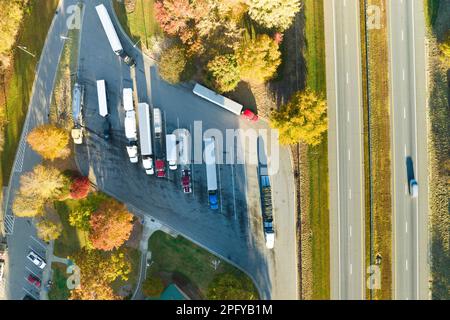 Vue aérienne de la grande zone de repos près de l'autoroute américaine très fréquentée avec des voitures et des camions rapides. Lieu de loisirs pendant le concept de voyage inter-état Banque D'Images