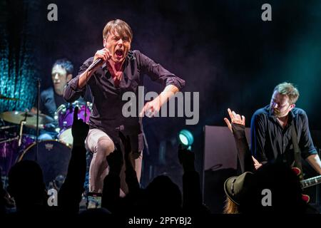 18 mars 2023: Simon Gilbert (batterie), Brett Anderson (chanteur principal) et guitariste Richard Oakes UK alternative rock band Suede live at Liverpool Royal Philharmonic Hall , Royaume-Uni (Credit image: © Andy Von PIP/ZUMA Press Wire) USAGE ÉDITORIAL SEULEMENT! Non destiné À un usage commercial ! Banque D'Images