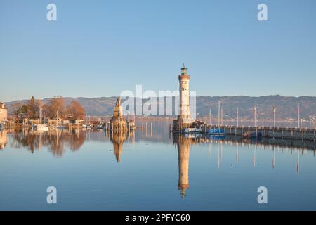 Beau coucher de soleil dans le port de lindau, Allemagne. Banque D'Images