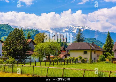 Maisons près des montagnes à Vaduz, Oberland Liechtenstein. Banque D'Images