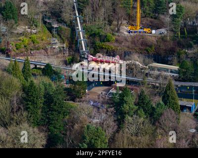 Photos de montagnes russes en cours de tests pré-saison testé Aerial Drone from the Sky à Alton Towers Banque D'Images