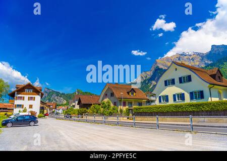 Route et maisons près des montagnes à Vaduz, Oberland Liechtenstein. Banque D'Images