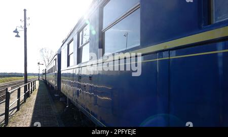 Des wagons bleus d'un vieux train. Il y a des reflets sur l'image Banque D'Images