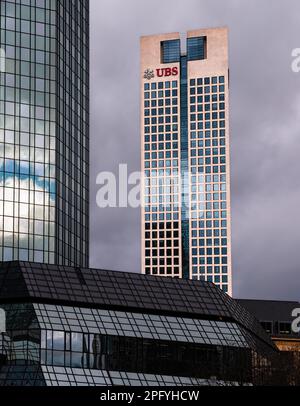 Francfort, Allemagne - 29 janvier 2023: Vue sur le siège de l'UBS Europe Bank Building (Operturm) à Francfort, Allemagne Banque D'Images