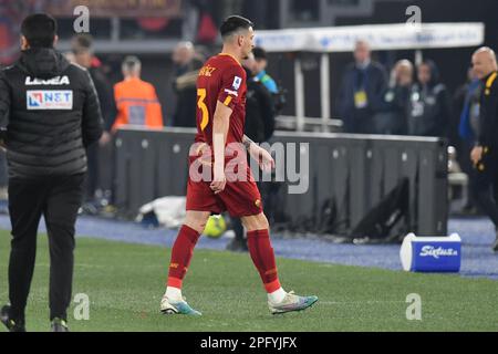 Rome, Italie. 19th, mars 2023, Stadio Olimpico, Rome, Italie; Serie A football ; Lazio versus Roma; Roger Ibanez d'AS Roma quitte le champ après la carte rouge expulsion crédit: Action plus Sports Images/Alay Live News Banque D'Images