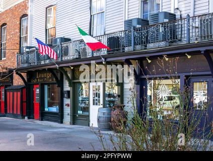 Warwick, NY - Etats-Unis - 18 mars 2023 vue rapprochée horizontale de l'emblématique Ristorante Grappa, un superbe restaurant italien et bar à vins dans le vill historique Banque D'Images