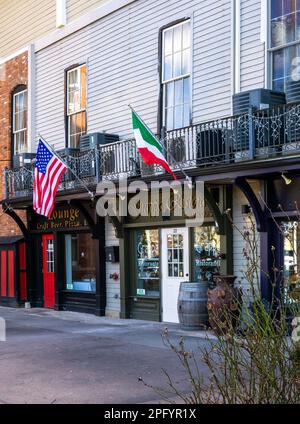 Warwick, NY - Etats-Unis - 18 mars 2023 vue rapprochée verticale de l'emblématique Ristorante Grappa, un superbe restaurant italien et bar à vins dans le village historique Banque D'Images