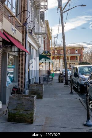 Warwick, NY - Etats-Unis - 18 mars 2023 vue verticale de l'avenue du chemin de fer historique dans le centre-ville de Warwick, emplacement de Railroad Green, de nombreuses boutiques, magasins, a Banque D'Images