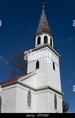 Warwick, NY - Etats-Unis - 18 mars 2023 vue de trois quarts verticale du village historique de Warwick Old School Baptist Meeting House, construit sur un knoll i Banque D'Images