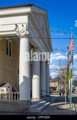 Warwick, NY - Etats-Unis - 18 mars 2023 vue verticale de l'historique Warwick Village court sur main Street dans le comté d'Orange, New York. Banque D'Images