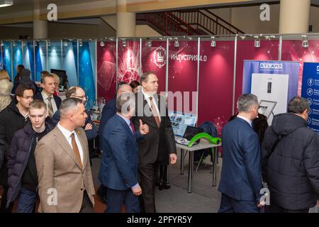 Grodno, Bélarus - 16 mars 2023: Président du Comité exécutif régional de Grodno Uladzimir Karanick à l'ouverture de l'exposition scientifique Banque D'Images