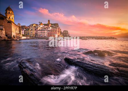 Beau village de Vernazza à Cinque Terre, Ligurie, Italie Banque D'Images
