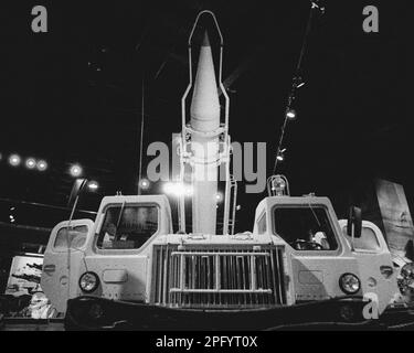 Un missile SS-1C Scud-B (R-17/R-300 Elbrus) et un lanceur MAZ-543 à la menthe exposés au Musée du patrimoine américain. Hudson, Massachusetts. IMA Banque D'Images