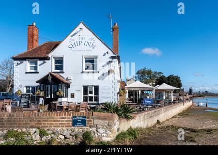 The Ship Inn à Langstone sur Langstone Harbour, Hampshire, Angleterre, Royaume-Uni Banque D'Images