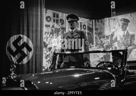 Une réplique d'Adolf Hitler se trouve dans son ancienne Mercedes 770 avec des animations de la foule le saluant pendant la Seconde Guerre mondiale à l'américain Heri Banque D'Images