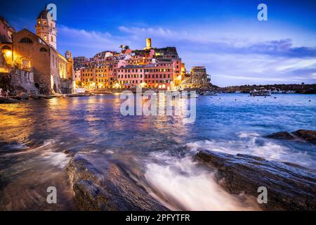 Beau village de Vernazza à Cinque Terre, Ligurie, Italie Banque D'Images