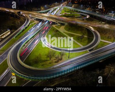 Vue aérienne du grand carrefour routier, paysage de nuit. Banque D'Images