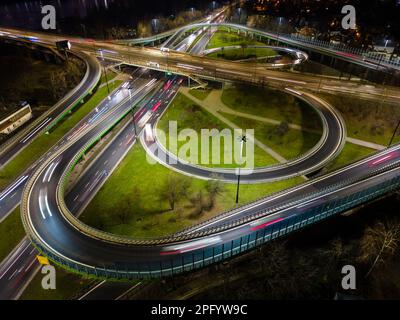 Vue aérienne du grand carrefour routier, paysage de nuit. Banque D'Images