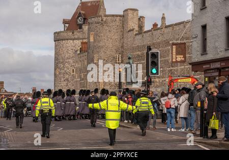 Windsor, Berkshire, Angleterre, Royaume-Uni. 2023. Gardien de cérémonie contrôlant la foule avec les bras étirés pendant la cérémonie de changement de garde. Banque D'Images