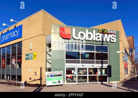 Ottawa, Canada - 29 décembre 2020 : Loblaws sur la rue Rideau. Loblaws est une chaîne de supermarchés d'épicerie qui est une filiale de Loblaw Companies Limited, Banque D'Images