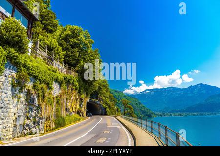 Lac Thun, route et tunnel près des montagnes, Thunersee Berne Suisse. Banque D'Images