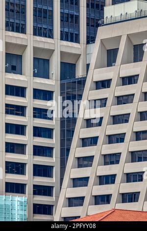 La façade en pente de l’édifice nord du 55 Water Street traverse l’avion de l’édifice sud du 55 Water Street. Banque D'Images