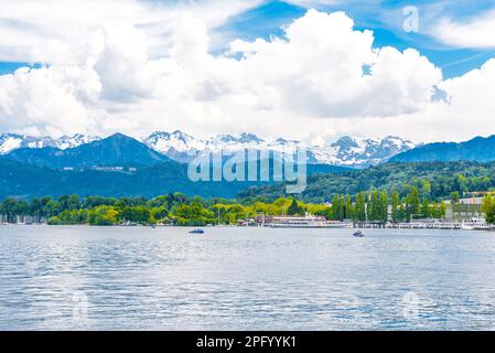 Lac de Lucerne et montagnes enneigées près de la ville de Lucerne, Lucerne Suisse. Banque D'Images