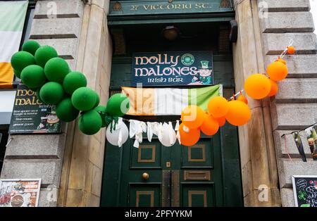 Ballons de couleur drapeau irlandais à l'entrée du Molly Malones Irish Bar à Liverpool Banque D'Images