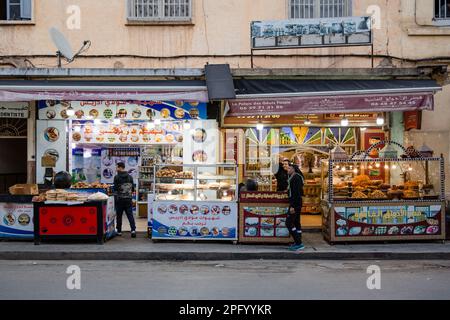 La cuisine se trouve dans une rue de Fès Banque D'Images