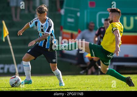 Erechim, Rio Grande do Sul, Brésil, 19th mars 2023. Robson d'Ypiranga bataille pour possession avec Ferreirinha de Gremio, pendant le match entre Ypiranga et Gremio, pour le Championnat Gaucho 2023, au Stade Colosso da Lagoa, à Erechim sur 19 mars. Photo: Richard Ducker/DiaEsportivo/DiaEsportivo/Alay Live News Banque D'Images