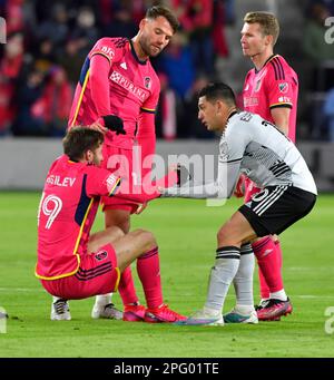 St. Louis, États-Unis. 18th mars 2023. San Jose tremblements de terre en avant Cristian Espinoza (10, à droite) et St. Milieu de terrain de Louis City Eduard Löwen (10) aide LIFE St. Milieu de terrain de Louis City Indiana Vassilev (19) vers le haut après qu'il a été renversé et secoué. STL City a battu les tremblements de terre de San José, 3-0, dans un match de football de ligue majeure sur 18 mars 2023 à LA VILLE Park Stadium à St. Louis, Mo, États-Unis. Photo par Tim Vizer/Sipa USA crédit: SIPA USA/Alay Live News Banque D'Images