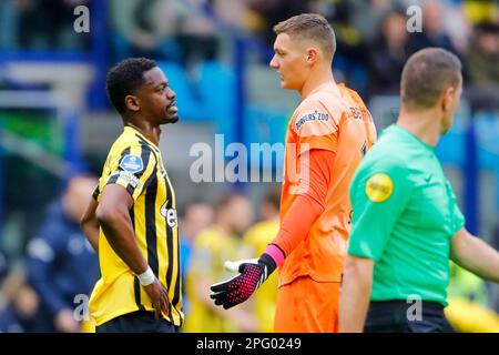 19-03-2023: Sport: Vitesse contre PSV ARNHEM, PAYS-BAS - MARS 19: Nicolas Isimat-Mirin (vitesse Arnhem) et gardien de but Kjell Scherpen (vitesse Arnhem) Banque D'Images