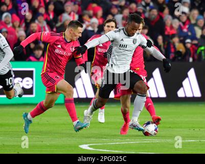 St. Louis, États-Unis. 18th mars 2023. San Jose tremblements de terre vers l'avant Jeremy Ebobisse (11, à droite) déplace la balle comme St. Le défenseur de la ville Louis Jake Nerwinski (2) poursuit. STL City a battu les tremblements de terre de San José, 3-0, dans un match de football de ligue majeure sur 18 mars 2023 à LA VILLE Park Stadium à St. Louis, Mo, États-Unis. Photo par Tim Vizer/Sipa USA crédit: SIPA USA/Alay Live News Banque D'Images