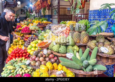 Exposition colorée de la cabine de fruits à l'intérieur du marché agricole Mercado dos Lavradores, Rua Brigadeiro Oudinot, Funchal, Madère, Portugal Banque D'Images