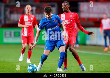 19-03-2023: Sport: Twente / AZ ENSCHEDE, PAYS-BAS - MARS 19: Milos Kerkez (AZ Alkmaar) et Joshua Brenet (FC Twente) pendant le match Eredivisiie Banque D'Images