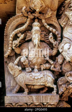 Lord Ganesh Ganpati sur Rat Mouse Mushika. 17th sculptures en bois du siècle dans le char du temple de Meenakashi Sundareswarer à Madurai, Tamil Nadu Banque D'Images