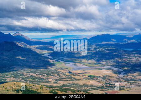 Vallée de la rivière du Rio Ibanez, Lago General Carrera en arrière-plan, vue du Parc national Cerro Castillo, Aysen, Patagonie, Chili Banque D'Images