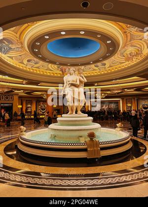 Las Vegas, Nevada - 13 mars 2023 - Fontaine avec sculpture de trois belles femmes dans le hall du Palais César sur le Strip de Las Vegas Banque D'Images