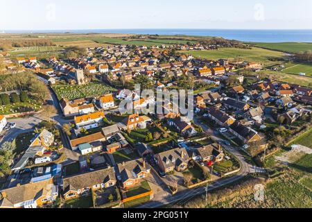 Vue panoramique sur les petites et jolies maisons et champs du village de Flamborough, Royaume-Uni. Photo de haute qualité Banque D'Images