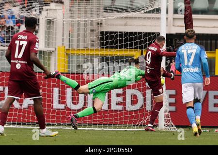 Alex Meret, gardien de but italien de la SSC Napoli, lance un défi pour le ballon avec Antonio Sanabria, l'avant paraguayen de Turin, lors de la série Un match de football entre Turin et SSC Napoli au stade Olimpico Grande de Turin à Turin, dans le Nord de l'Italie, sur 19 mars 2023. Banque D'Images