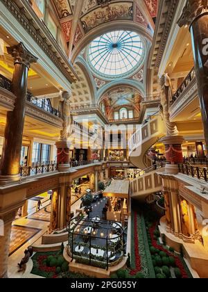 Las Vegas, Nevada - 13 mars 2023 - les escaliers mécaniques en spirale ne sont que le début de la galerie marchande Forum Luxury à l'intérieur du Palais César sur le Strip de Las Vegas Banque D'Images