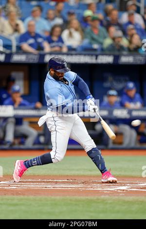 19 mars 2023, rue Petersburg, FL USA; Tampa Bay Rays troisième baseman Yandy Diaz (2) célibataires à gauche champ et tente de prendre la seconde et est jeté ou Banque D'Images