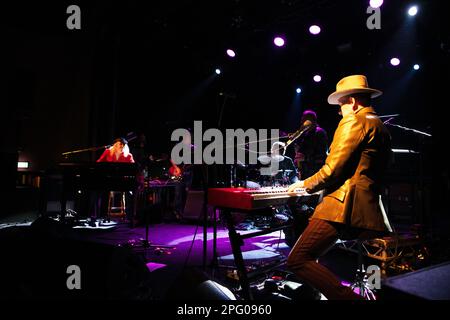 The Waterboys, le groupe dirigé par Scottish Mike Scott, se produit au Columbia Theatre de Berlin. Banque D'Images