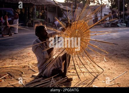 Basket-ball tissage bambou bandes paniers, Coimbatore, Tamil Nadu, Inde Banque D'Images