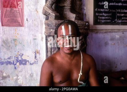 Vaishnavite Priest assis avec le sourire, temple Perumal Sri Varadharaja à Kancheepuram, Tamil Nadu, Inde, Asie Banque D'Images