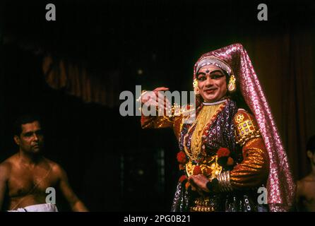 Personnage radiant de Minukku les personnages féminins sont également exécutés par des hommes en danse Kathakali, Kerala Kalamandalam à Cheruthuruthy ou Vallathol Banque D'Images